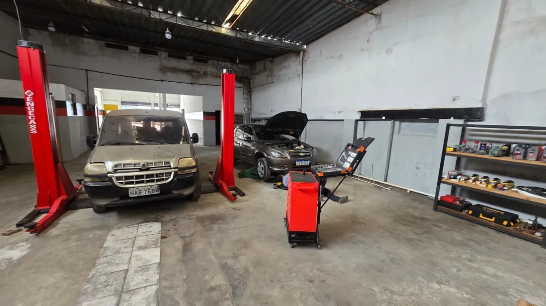 Elevadores e carros dentro da oficina Top Car, em Paciência